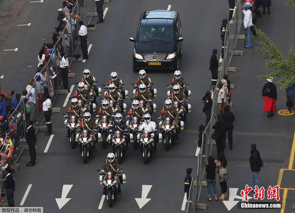 曼德拉遺體轉(zhuǎn)運至聯(lián)合大廈 沿長街接受瞻仰