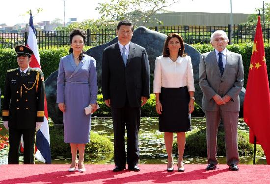 彭麗媛在出訪期間穿過哪五套衣服？
