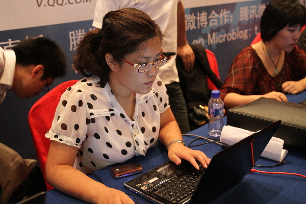 媒體工作人員緊張直播中