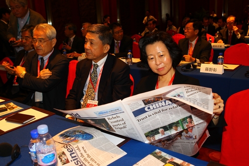 日方嘉賓閱讀《中國日報》