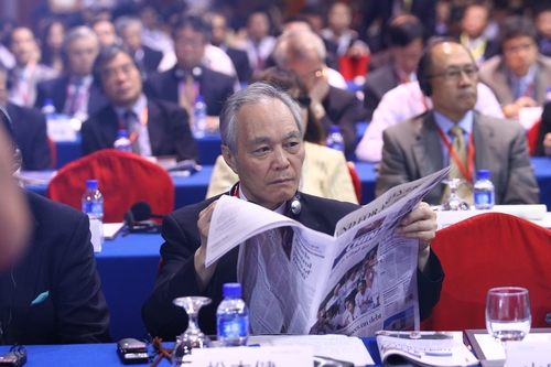 日方嘉賓閱讀《中國日報》