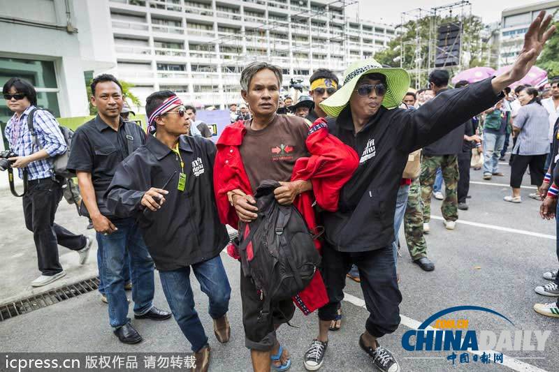 泰國(guó)示威者占領(lǐng)政府要害部門(mén) 要求總理英拉下臺(tái)