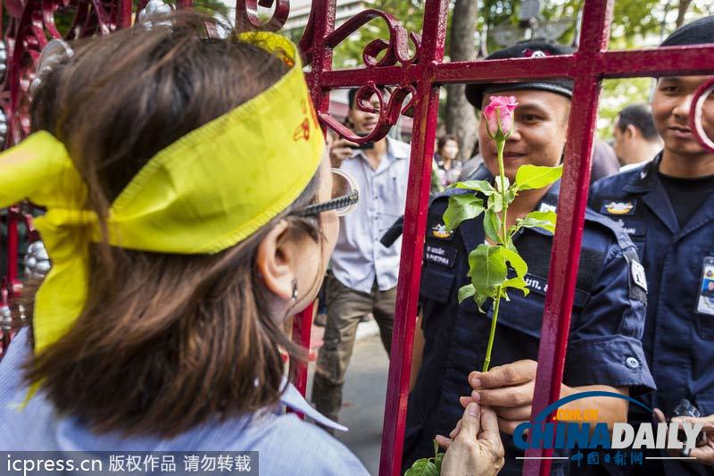 英拉稱不會(huì)武力驅(qū)散示威 警民和諧相處互贈(zèng)花朵
