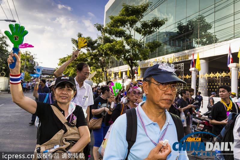 英拉稱不會武力驅(qū)散示威 警民和諧相處互贈花朵