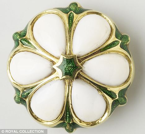 英維多利亞女王珠寶真酷 子女乳牙“點睛”