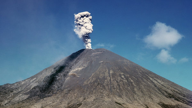 俄羅斯勘察加火山爆發(fā) 濃煙噴到數(shù)千米高空