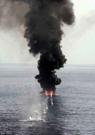 英國西班牙海空聯手“教訓”海盜 收繳武器炸其船