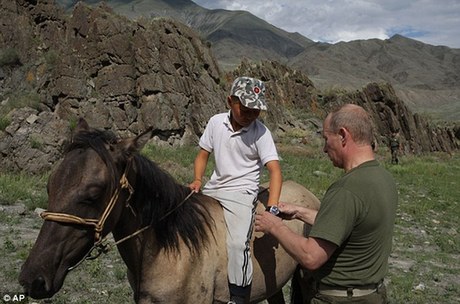 普京度假露宿野外 爬樹騎馬盡顯“硬漢”形象