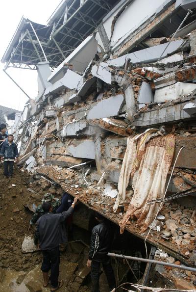 印尼再遭強震救援緩慢 500建筑坍塌死者或超5000