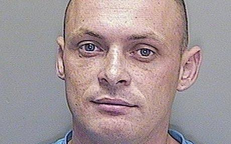 英疑犯嫌通緝照片難看 警車旁留影發(fā)給報(bào)社