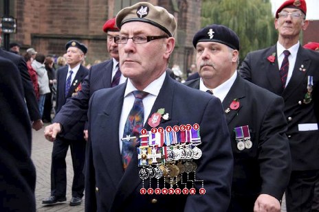 佩戴17枚勛章參加游行 “英國功臣”被揭冒牌還遭通緝
