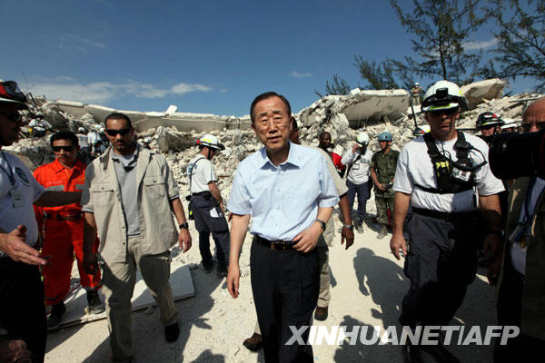 潘基文抵達海地災區 高度評價中國救援隊工作