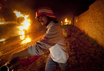 圖:北約后勤補(bǔ)給車隊遭襲 7人死亡140多輛汽車受損