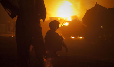 圖：北約后勤補給車隊遭襲 7人死亡140多輛汽車受損