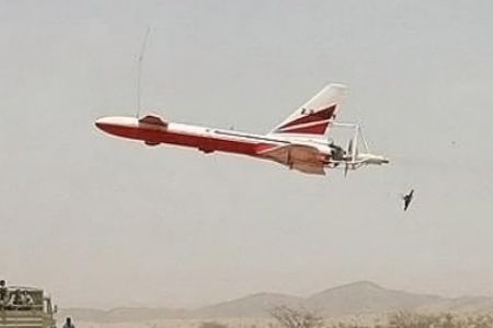 伊朗首架遠程無人轟炸機國防日亮相 內賈德出席揭幕式