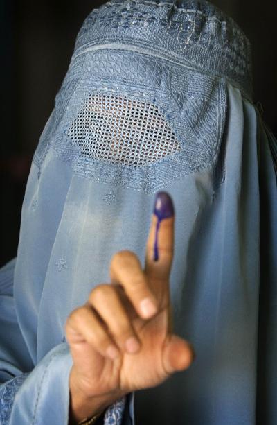 阿富汗議會選舉在襲擊中舉行 已經出現違規投訴