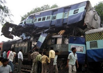 印度貨運(yùn)火車駛?cè)脲e(cuò)誤軌道撞客運(yùn)列車 60余人死傷