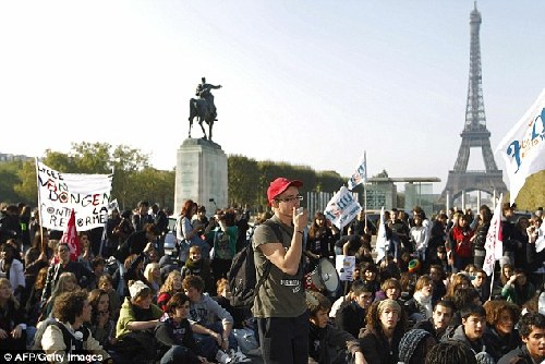 法大罷工導(dǎo)致油荒 巴黎主要機(jī)場(chǎng)燃油供應(yīng)被“切斷”