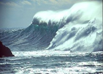 印尼災(zāi)區(qū)附近海浪很高 救援隊(duì)難以抵達(dá)