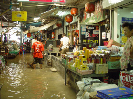 泰國洪水逼近曼谷市中心 59人死亡320萬民眾受災