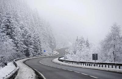 過(guò)半歐美地區(qū)迎“白色圣誕節(jié)” 浪漫不敵出行難?