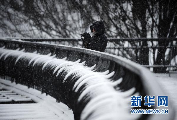 紐約遭暴風雪襲擊 部分地區(qū)能見度為零
