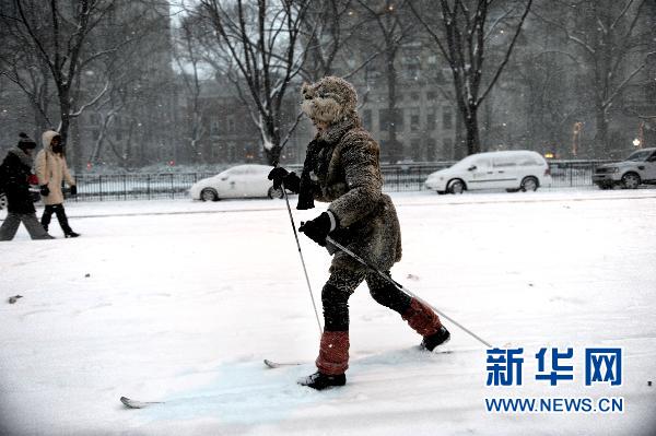紐約遭暴風(fēng)雪襲擊 部分地區(qū)能見度為零