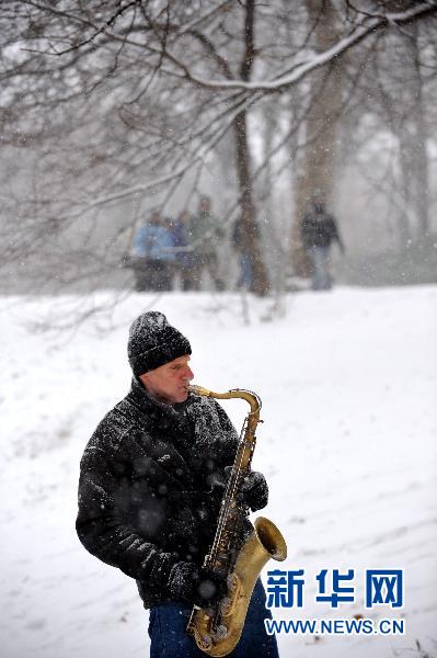 紐約遭暴風雪襲擊 部分地區(qū)能見度為零