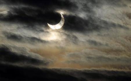 世界多地出現(xiàn)2011年首次日偏食