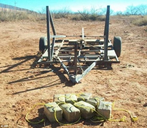 墨西哥毒販“讓毒品飛” 把大麻射進美國