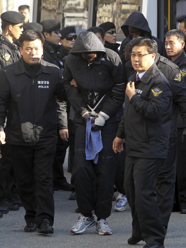 組圖：索馬里海盜被押送至韓國(guó)警察總部