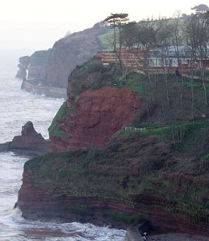 兩次遭遇山體滑坡 英“懸崖別墅”成當(dāng)?shù)匾痪? style=