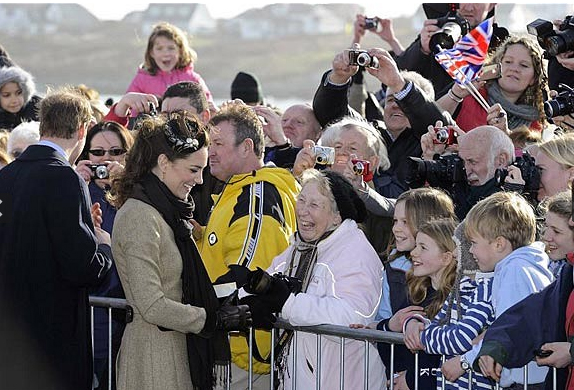 首次與威廉共同出席活動 英國“準王妃”表現出色