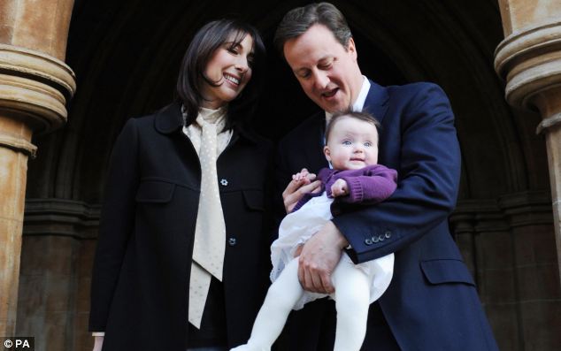 英首相卡梅倫為半歲女兒舉行洗禮儀式 場面溫馨幸福