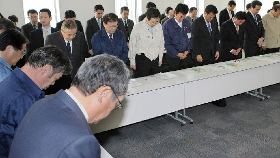 在日中國救援隊向地震遇難者默哀