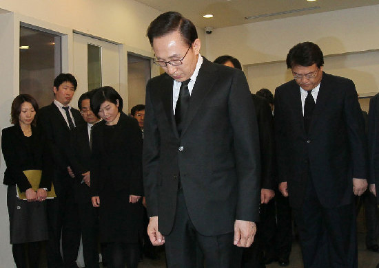 在日中國(guó)救援隊(duì)向地震遇難者默哀