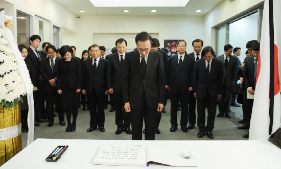 在日中國救援隊向地震遇難者默哀