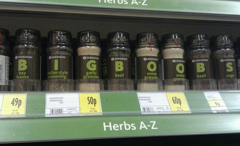 英國超市調料架上演“臟字秀” 店員們很抓狂