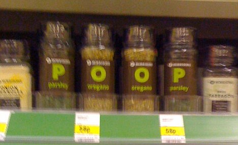 英國超市調料架上演“臟字秀” 店員們很抓狂