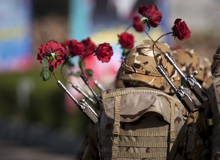 伊朗舉行閱兵式慶祝建軍節 展示新型武器（圖）