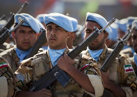 伊朗舉行閱兵式慶祝建軍節 展示新型武器（圖）