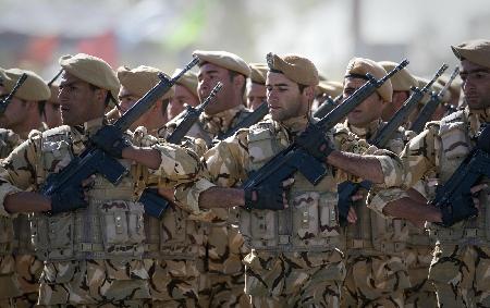 伊朗舉行閱兵式慶祝建軍節 展示新型武器（圖）