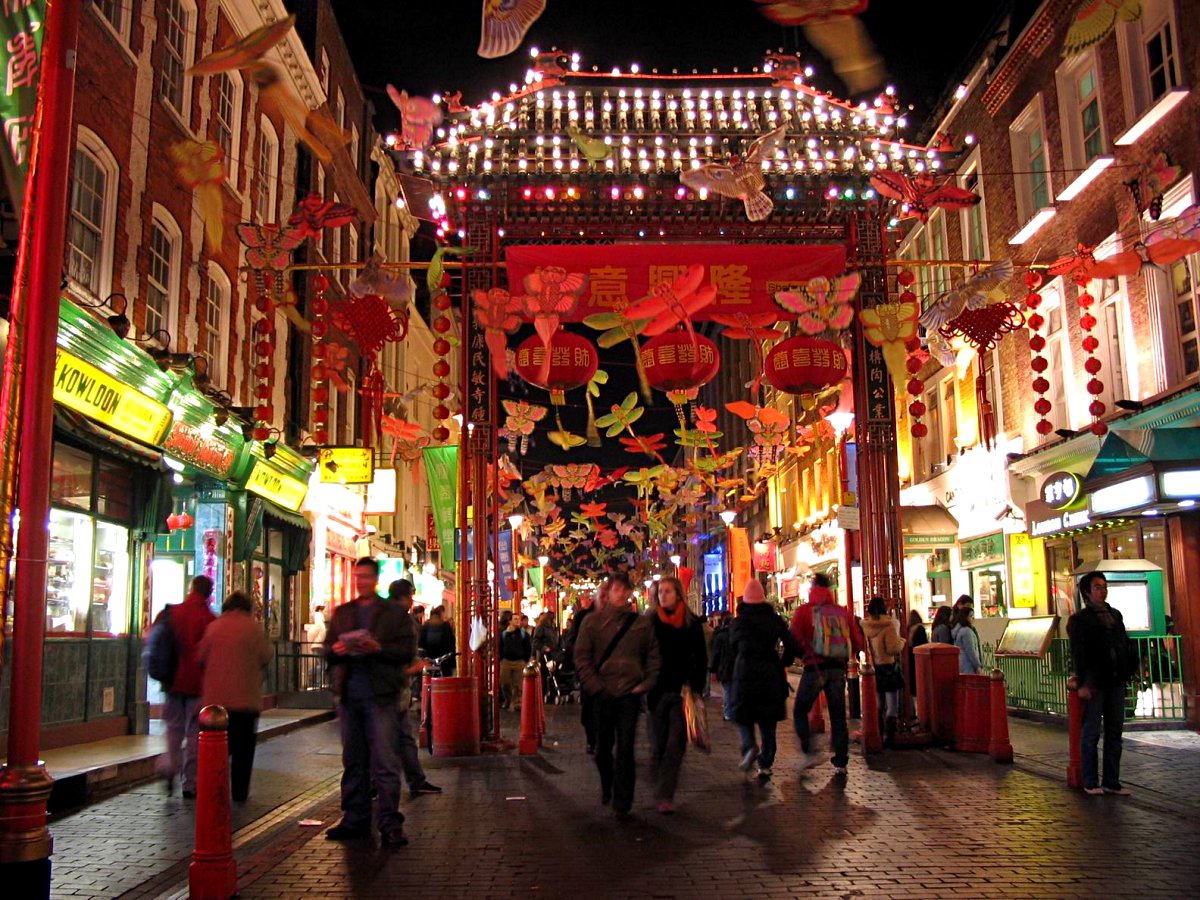 唐人街張燈結(jié)彩 留學生倫敦見證威廉婚禮