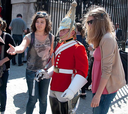 花絮：矮個(gè)衛(wèi)兵成明星 卡梅倫“故地重游”