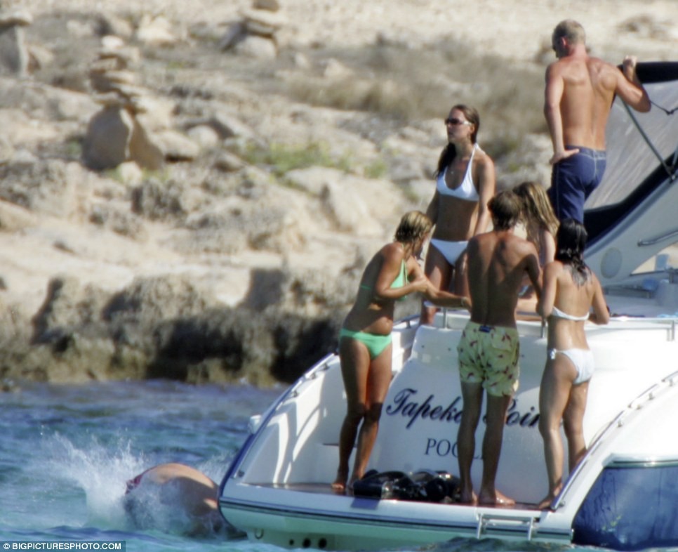 英媒公布威廉、凱特、皮帕海邊度假照 王子笨拙、小姨子輕巧