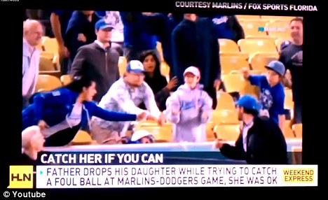 美國(guó)球迷老爸為接棒球致女兒“倒栽蔥” 招網(wǎng)友責(zé)罵