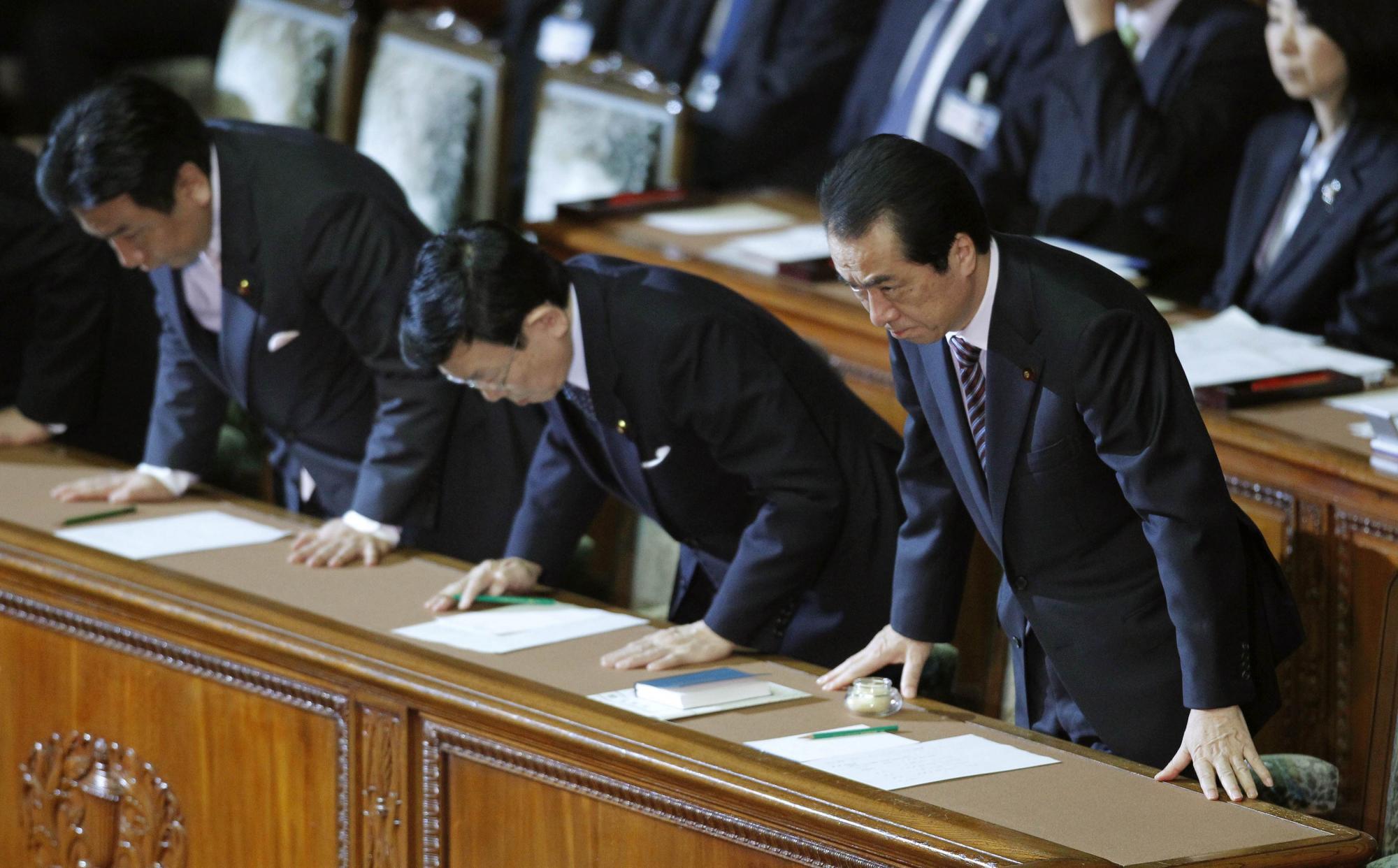 日國(guó)會(huì)否決不信任案 菅直人靠承諾辭職躲過“倒閣加倒戈”