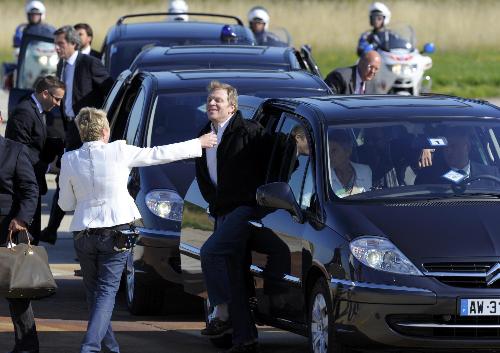 組圖：兩名在阿富汗被綁架法國記者抵達巴黎