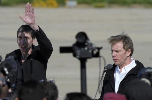 組圖：兩名在阿富汗被綁架法國記者抵達巴黎