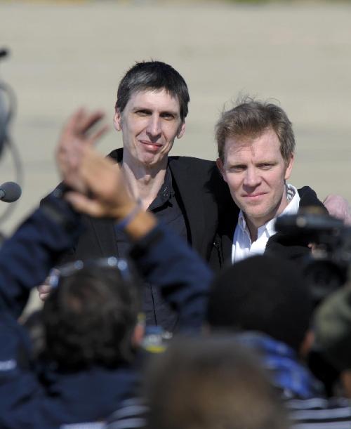 組圖：兩名在阿富汗被綁架法國記者抵達巴黎